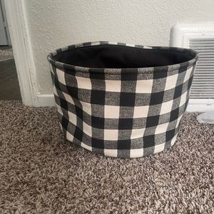 Plaid b&w basket